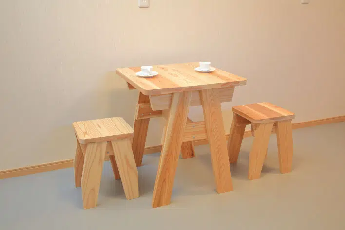 木製家具　テーブルと椅子