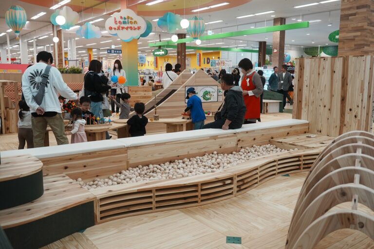 イオンスーパーセンター盛岡渋民店 に県産スギ材等を使ったこどものあそび場 を設置